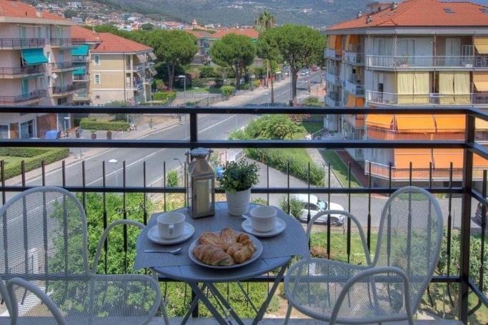 Ad Un Passo Da… Apartment Pietra Ligure Exterior foto